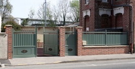 Portail coulissant aluminium contemporain, avec portillon