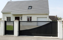 Portail coulissant aluminium contemporain, avec portillon
